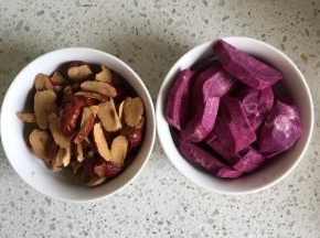 红枣切开去核，紫薯去皮切块