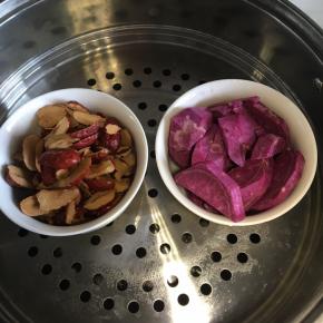 红枣和紫薯上蒸锅，大火蒸30分钟