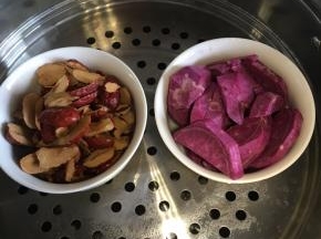 红枣和紫薯上蒸锅，大火蒸30分钟