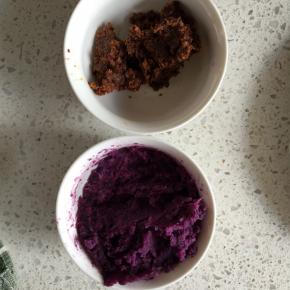 紫薯压成泥，红枣用料理机打成泥