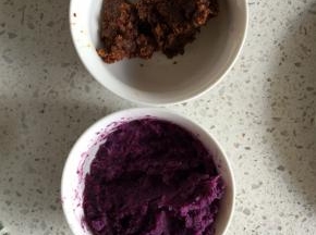 紫薯压成泥，红枣用料理机打成泥