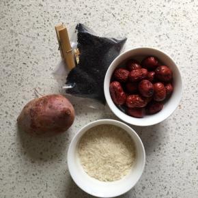 食材准备好，提前煮好大米，煮成柔软的米饭，盛出备用。