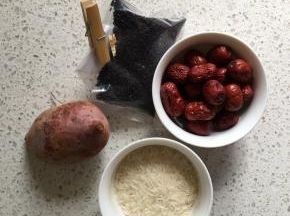 食材准备好，提前煮好大米，煮成柔软的米饭，盛出备用。