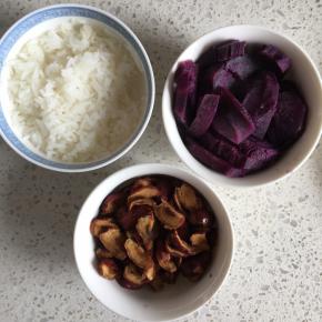 蒸熟的红枣、紫薯，还有米饭