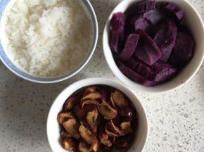 蒸熟的红枣、紫薯，还有米饭