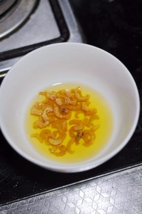 海米洗净后，用水浸泡变软。