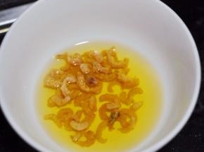 海米洗净后，用水浸泡变软。