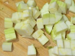 西葫芦切成丁状。