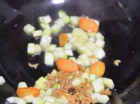 加入海米翻炒。