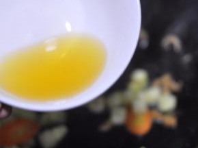 把之前泡海米的水倒入，盖上锅盖炖2分钟。