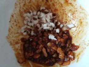 五花肉切丁，放入盐、生抽、酱油、香油、十三香、一点点糖，拌匀
再放入香菇丁