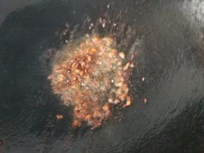 锅中倒入色拉油，油热，光锅，倒入肉馅，煸炒至金黄即可，冷却后就可以组装了