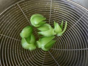 在开水中焯一下，捞出沥干水分，冷却备用