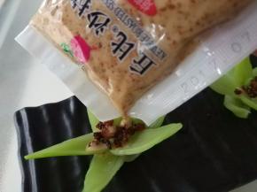 将油菜稍微修整一下，花瓣开的大一些，方便放肉馅，放完肉馅后，淋一些丘比沙拉汁