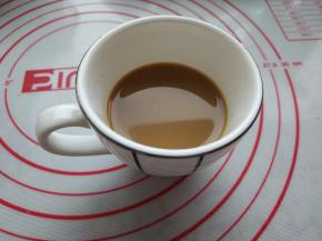 先用开水将速溶咖啡冲开，放凉后，入冰箱冷藏备用