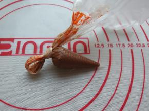 白巧克力隔水融化后，加入可可粉搅拌均匀，装入裱花袋备用