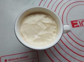 挤到咖啡上，用刮刀刮平