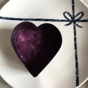 然后放入紫薯泥，压平