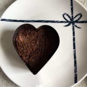 再放入红枣蓉，压平