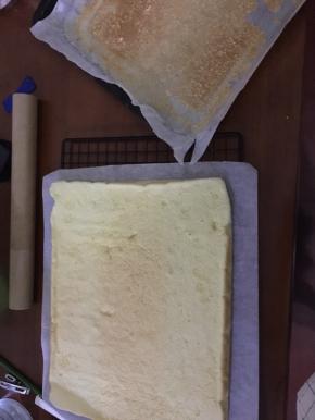 放到另一张油纸冷却，开始打发淡奶油，放入20g糖粉，我用铁塔，打到可以提起三角就可以了，用雀巢的话，必须盆和淡奶油都提前放入冰箱，淡奶油提前一晚，盆一小时，夏天空调间打，盆里放冰块垫着打发