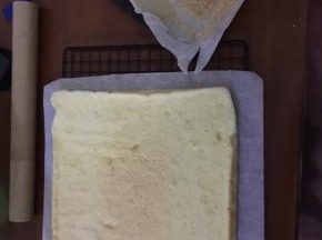 放到另一张油纸冷却，开始打发淡奶油，放入20g糖粉，我用铁塔，打到可以提起三角就可以了，用雀巢的话，必须盆和淡奶油都提前放入冰箱，淡奶油提前一晚，盆一小时，夏天空调间打，盆里放冰块垫着打发