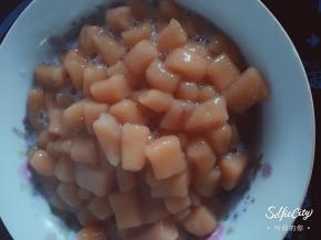 捞起的芋圆放在晒网中用凉开水洗一遍，怕凉了都粘在一起，是不是亮晶晶的