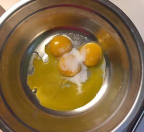 蛋黄加入盐打发，加入油，牛奶，搅拌均匀