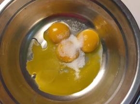蛋黄加入盐打发，加入油，牛奶，搅拌均匀