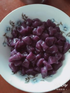 这个就是没有放凉开水过一下，都粘起来了，紫薯和红薯一样的方法做好