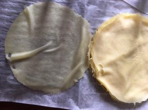 这个是八寸，我要做六寸，所以边缘不完整也不要紧，待会会切掉