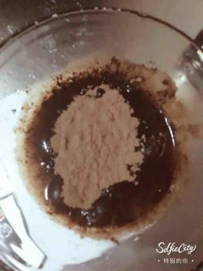 10g龟苓粉放入50ml水，搅拌均匀