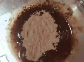 10g龟苓粉放入50ml水，搅拌均匀