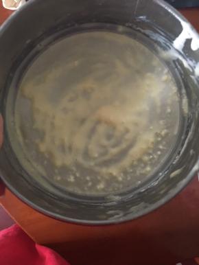 过筛，让面糊细腻点，可以筛几次