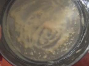 过筛，让面糊细腻点，可以筛几次
