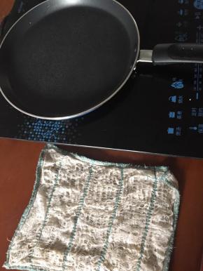 准备一块湿布为了让锅子降温