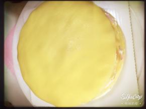 两层奶油一层水果，这样放，边缘对齐