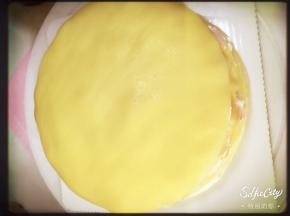 两层奶油一层水果，这样放，边缘对齐