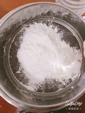 筛入木薯粉，慢慢加入，直到面团湿润但不粘手即可