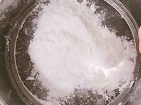 筛入木薯粉，慢慢加入，直到面团湿润但不粘手即可