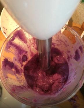 料理机加入适量牛奶搅打细腻