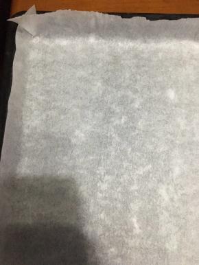 油纸四个角剪一刀，让油纸平整