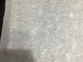 油纸四个角剪一刀，让油纸平整