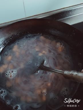锅中放入水，多一点水烧开，接着放入切好的芋圆，不停搅拌怕粘锅底