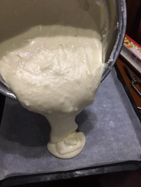 蛋黄糊斜上方倒入