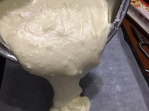 蛋黄糊斜上方倒入