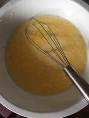 鸡蛋，盐，糖放入打散，不用打发，加入淡奶油，喝水融化的黄油，搅拌均匀