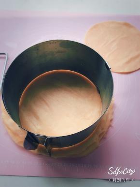 慕斯模具调到六寸大小往下按