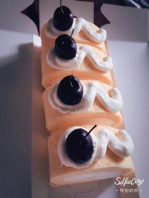 卷的时候用擀面杖垫在油纸上往里卷会好卷，不过我直接卷的嫌麻烦哈哈，点缀水果就可以啦～