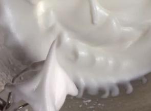 打发蛋白用电动打蛋器，先打两下出现大泡，放20g糖，继续打，出现小泡，放20g糖，继续打到细腻，放25g糖，打到打蛋器拔出有小三角