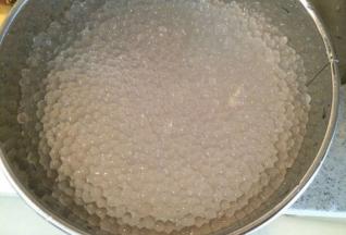 接着煮西米，锅中放半锅水，煮西米水一定要多，水烧开放入西米，烧开放水，三次烧开，西米外面透明中间有白点，闷15分钟，凉开水过一遍